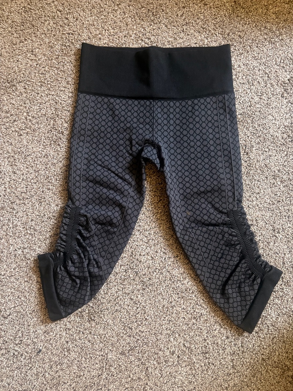 Lululemon Geometric Pattern Capri Leggings Size 8 - Picture 2 of 5
